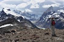 No alto da Loma del Pliegue Tumbado, maravilhado com a grandiosidade da paisagem do Parque Nacional Los Glaciares, em El Chaltén, na patagônia argentina